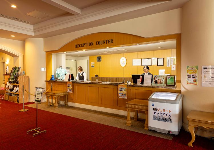 デジタル化で叶える理想の働き方。接客を楽しみ、自分も輝く職場へ キャメルリゾートでは、サービス業の常識を変えるため、デジタル化を推進中。最新の宿泊管理システムやスマートレジの導入により、複雑な事務作業や会計業務を大幅に効率化することを目指しています。システム化によって生まれた余裕は、お客様へのプラスアルファのおもてなしや、スタッフのスキルアップの時間へと繋がります。現場の負担を減らすことで、スタッフが笑顔で働ける環境づくりを大切にしています。リゾートの開放感を感じながら、ワークライフバランスもしっかり保てる環境をご用意して、あなたをお待ちしています。