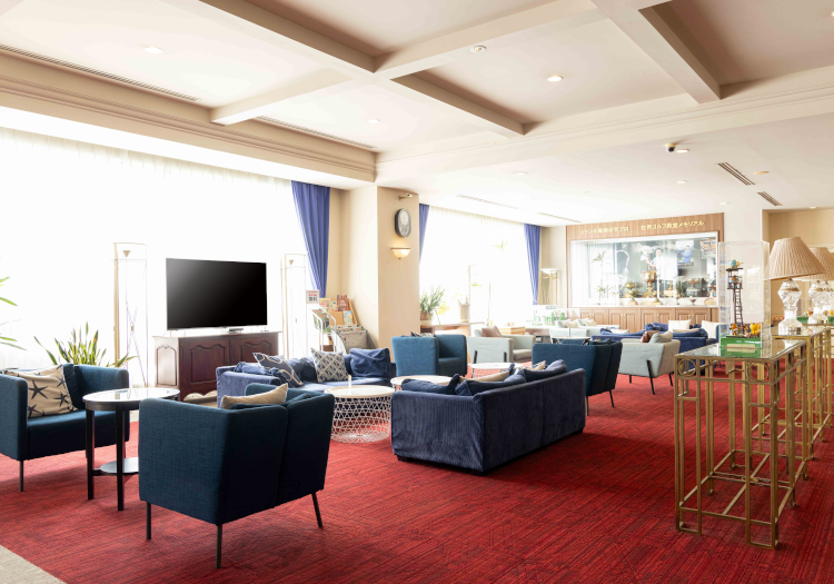 オフタイムはリゾートを満喫。ゴルフ優待や社員寮など福利厚生も充実 スタッフ自身がリゾートを楽しみ、心にゆとりを持つことが、最高のおもてなしに繋がると考えています。株式会社キャメルゴルフリゾートでは、ゴルフプレーの優待や自社施設の利用特典など、リゾート企業ならではの福利厚生を充実しています。また、月額10,000円で利用できる単身寮も完備しており、遠方からの挑戦も安心です。本館内の大浴場・サウナを無料で利用できるのも、嬉しいポイント。緑豊かな環境でオンとオフを切り替え、リラックスしながら働ける。そんな環境で、あなたらしいホスピタリティを発揮してください。