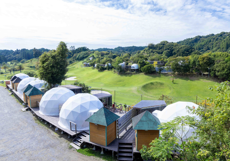 未経験からリゾート運営のプロへ。多彩なキャリアが描ける場所 千葉県御宿町で「エンターテインメント・リゾート」を目指すキャメルリゾートは、訪れるたびに新しい発見がある場所。ここではフロント、コース管理や料飲、企画など、リゾート運営に関わる幅広いスキルを身につけることができます。特定の枠組みに縛られず、グランピングやアウトドアアクティビティなど、時代のニーズに合わせた「遊び」を柔軟に取り入れ続けるのが私たちのスタイルです。接客経験や語学力を活かしたい方はもちろん、業界未経験の方も、アットホームなチームがあなたの挑戦を全力でサポートします。