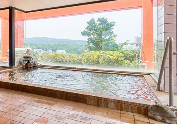 月5,000円～の単身寮、スタッフの生活を全面サポート。 当社では、お客様だけではなく、おもてなしをしているスタッフも毎日笑顔で自分らしく働ける就業環境づくりに力を入れています。学歴・経験不問で月給24万～・月5,000円から利用できる単身寮ありと、一定水準の収入を維持しながら、固定費の支出を軽減できる環境です。さらに、完全週休2日制で、お休みをしっかり確保しながら、メリハリをつけて働くことができます。また、スタッフの人員を増やし、チームワークを発揮しながら、スムーズなコミュニケーションを図り、業務効率化につなげているのも魅力の一つです。