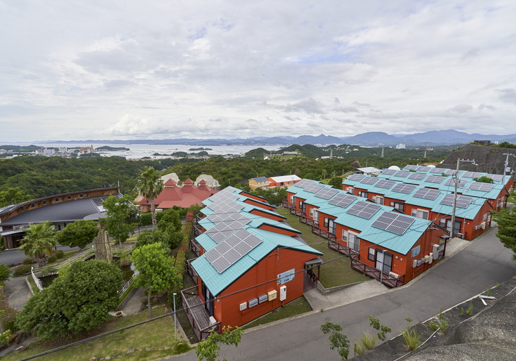 自然とアウトドアを満喫♪和歌山・白浜町で、プライベートも充実します。 当社がある白浜町には、海水浴や和歌山の名所でもある白浜温泉などもあるため、幅広い層のお客様が多く訪れます。某海水浴情報サイトの百選に選出された白良浜、動物園・水族館・遊園地が融合したテーマパーク、新鮮な魚介類を味わえる魚市場などを満喫！さらに、白浜のシンボルとして有名な円月島、桜祭りが開催される平草原公園など、自然を感じられるスポットも充実しています。自然とアウトドアを楽しめる環境で、日々の喧騒とは無縁な生活を送りたい方からのご応募もお待ちしております。