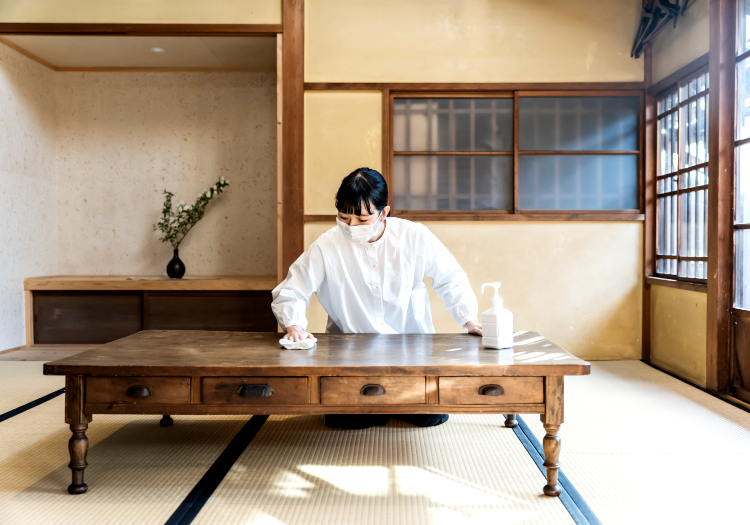 せっかくなら、新しいことにチャレンジしたい。そんなあなたに。 転職は大きな転機。せっかく新しい環境に挑戦するなら、ワクワクできるような職場で、誰かの役に立てる仕事がしたい。そんな想いをお持ちであれば、当社はぴったりです。社会問題にもなりつつある「古民家の空き家化」を、その佇まいは残したままにホテルや店舗として生まれ変わらせ、その土地の人たちとともに新しい価値を生み出し、次世代へ伝えていく楽しさを体験してください。これまでの経験も活かしながら、宿泊業界で新しいことにチャレンジしたい方、仕事にやりがいと楽しさを感じたい方、ご応募お待ちしております！