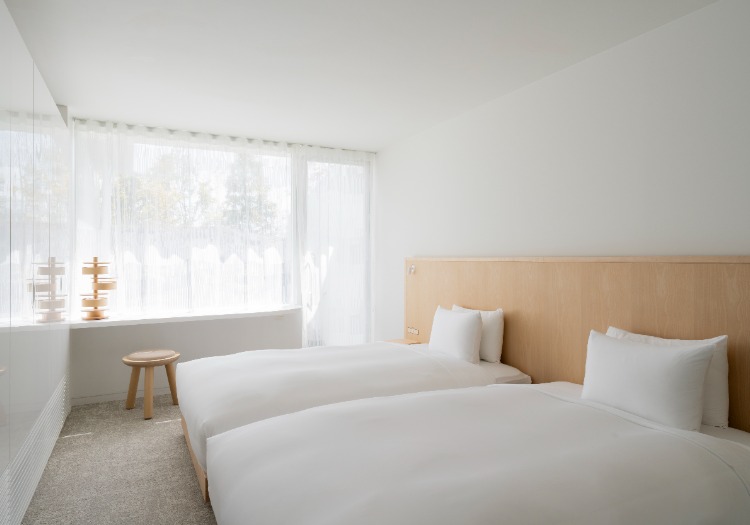 モノや素材に目を凝らし、所作や物腰に気を配ることを大切に 当社では、シーツ、タオル、アメニティ、カトラリー、食材など、たくさんのモノや素材を厳選することはもちろん、作られた背景にまで目を凝らしています。同じように、スタッフ一人ひとりの所作や物腰もまた、この場所に流れる時間を豊かにしていく大切な要素です。お客様にさりげなく寄り添い、心の機微を汲みとるようなホスピタリティをお届けしたい。そのために知識を蓄え、感性を磨いていきたいと思います。ここに訪れることで五感が冴え、気分が澄みわたっていく。そんな休息と活性を叶える場所を、一緒に創っていきましょう。