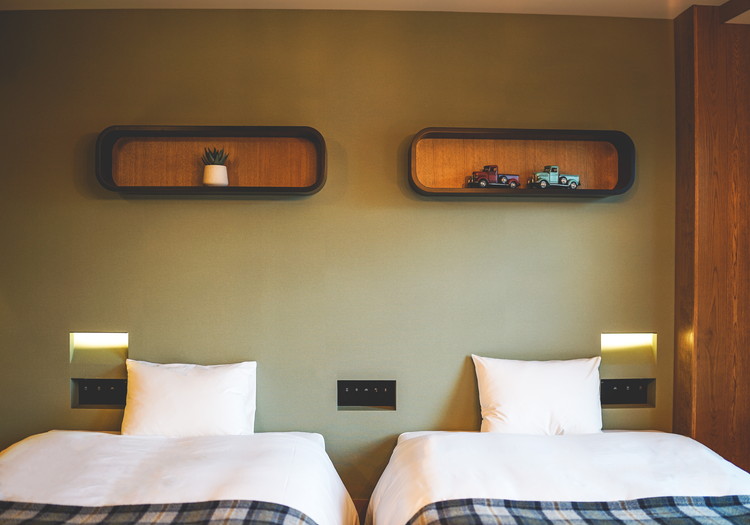 宿泊に留まらない付加価値を提供するホテルを運営。 当社が運営する「TWIN-LINE HOTEL KARUIZAWA JAPAN」は、長野県の軽井沢にあるライフスタイルホテルです。ホテルを象徴する暖炉のあるラウンジに、スペイン・マドリードの名店の味と信州の素材の融合を愉しめるレストラン、コンパクトで居心地の良い客室など、お客様が思い思いに過ごせる空間をお届けしています。共に並んで旅をするということは、対話を愉しみ、人生の物語を交換し、体験を共有すること。当ホテルでの宿泊を通して、新しい場所、新しいアイデア、新しい人々に出会う旅をご提供します。
