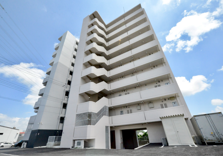 沖縄・北海道の2拠点で同時募集！ローテーションの働き方も可能。 沖縄県沖縄市内の「オールステイ知花」と北海道札幌市内の「EFFECT minami7」で、客室清掃スタッフを募集！両方完全週休2日制で、9:00～18:00の固定時間勤務と業界でも珍しい好環境。将来的に希望があれば、ハウスクリーニングやリサイクルショップなど、他事業へのチャレンジも可能です！沖縄は、借り上げ社宅など、充実の福利厚生もご用意しています。「沖縄移住したいけど仕事が…」という方にはぴったり！夏は沖縄、冬は北海道でのローテーション勤務も可能なので、ぜひあなたの希望を聞かせてください！