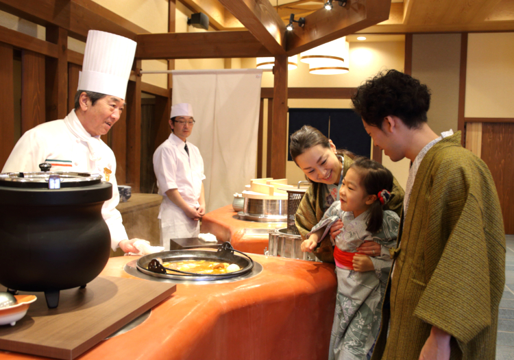 料理部門で18年連続入選！料理自慢の宿で腕を振るうやりがい。 旅の大きな目的の一つでもある「料理」も当旅館の自慢。男鹿半島の北・西・南の三方の港から直送される新鮮な海の幸、山の恵みをふんだんに使用し、調理人の技と知恵が光る四季折々の料理はお客様からの評価も高く、某旅行情報誌の料理部門では18年連続で入選しています。新鮮な食材が豊富に揃う環境のもと、料理自慢の宿で料理人として活躍しませんか？洋食・和食どちらのスキルも活かせる環境があり、調理未経験の方も基本から学べます。あなたの料理でお客様が笑顔になるやりがいを、ぜひ当旅館で実感してください。