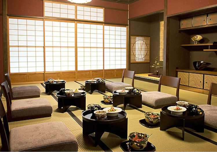 祇園という地域と密接なネットワークを活かしたおもてなしができる強み 私たちが京都・祇園で展開する「KIZASHI THE SUITE（キザシ ザ スイート）」では、夕食に京都を代表する老舗料亭や某グルメガイド掲載店の京懐石料理をご堪能いただけるようお部屋にてお出ししています。また一見断りの有名店を利用できるようホテルを通じたご案内や、花街にある立地を活かして芸舞妓さんを招いた宴席のご用意が可能です。祇園の有名店との繋がりを強みに、できる限りのおもてなしをお客様へご提供しています。ここで働くスタッフ全員が誇りと自信をもって、京の趣を発信することができるホテルです。