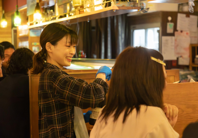 人気の東京ベイエリア勤務＆借り上げ社宅あり！仕事終わりは何しよう？ 店舗があるのは、シーズン限らず賑やかさを見せる東京ベイエリア（新浦安）。都内へのアクセスにも優れながら、気持ちの良い潮風、椰子の木が並ぶまっすぐな道、そんなリゾート感覚も味わえる人気スポットです。自転車・バイク・マイカー通勤OKなので、朝シフトを終えた夕方から、ベイエリアで自分の時間を過ごすこともできます。また、近隣の借り上げ社宅に月額５万円から入居可能！UIターン・勤務地にこだわりたい方も歓迎します。役職者もメンバーも成長できるステージ、スタッフ全員がお互いを支えあう環境で一緒に働きませんか？