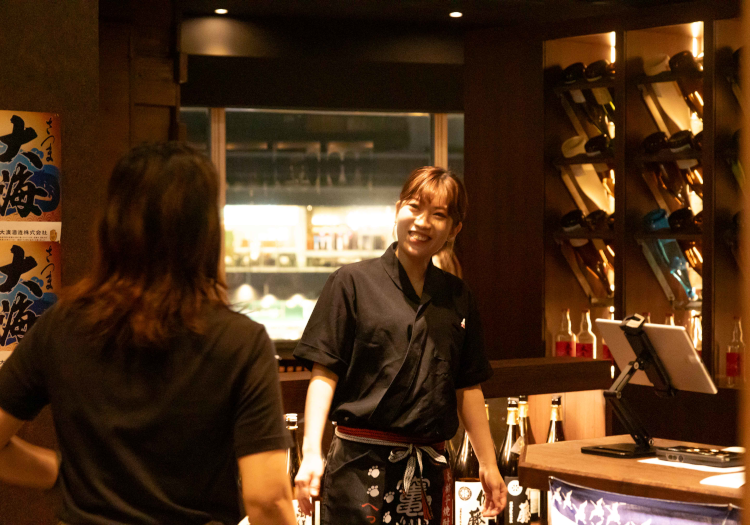 自身の成長と夢を叶えられる場。人を育てる企業のユニークな制度とは？ ジェイグループは「人を育てるため」に経営している、という代表の言葉にある通り、当社ではスタッフにスポットをあてた表彰制度やコンテストの開催を行なっています。また、「個店経営主義」を掲げており、各店舗が個人店に近い環境で運営されていることから、お客様のリアルな声をサービスに反映することが可能になるんです！そしてもっとも特徴的なものが独立支援制度。2014年には独立支援ビルを開業し、すべてのフロアに独立者が出店を叶えているなど、誰もが平等かつ非常に大きなチャンスに溢れた環境でもあります。