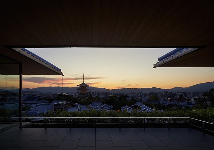 世界が注目する、国内随一の観光都市・京都のハイアット インバウンド需要の回復を受けて、連日国内外からの多くの観光客でにぎわう日本有数の観光都市、京都。「パークハイアット京都」は世界文化遺産に指定された清水寺や高台寺はもちろんのこと、八坂神社や祇園までも徒歩圏内という絶好のロケーションにあり、9室のスイートを含む70室の広々した静かな客室、八坂の塔や京都市街の夜景を一望できるシグネチャーレストランやバー、京都のおもてなしを極めた老舗料亭など、ラグジュアリーな京都滞在のランドマークとして、これからも豊かで洗練された非日常のひとときをご提供し続けます。
