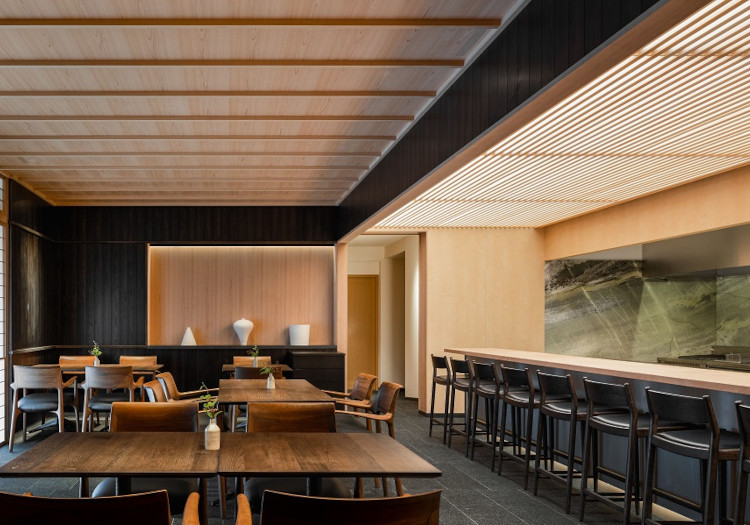 フレンチの巨匠が作り上げたモダンフレンチレストラン 世界で60を超えるレストランの運営を成功に導いてきたモダンフレンチの巨匠シェフ・ジャン-ジョルジュ・ヴォンゲリステンが心を込めて作り上げた当ホテルのレストラン。日本では東京・六本木に続く2店舗目の出店で、2023年のオープン以来世界の美食家から注目を集め、様々なメディアでも取り上げられました。シェフは地産地消やサステナブルに強いこだわりと関心を持っており、地元の農家や漁師の方々との連携を大切にしています。この度お迎えする皆さんも地域の方々と積極的に関わり、ぜひ新たなおもてなしを創造してください。