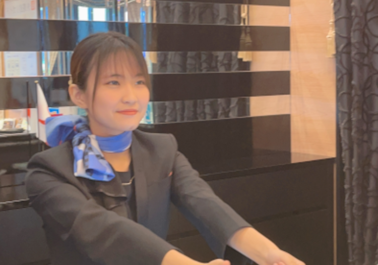 完全未経験でも安心！最新システム導入＆充実の研修・サポート 「正社員で働いたことがない」「ホテルの接客って難しそう…」そんなビギナーの方も心配ご無用。入社後はまずホテルスタッフとしての所作や言葉遣いなど、基本の「キ」からレクチャーします。その後は接客マニュアルを基本として、現場で先輩のフォローを受けながら、実務スキルを身につけていただきます。非接触チェックイン機器やエクスプレスチェックアウトの導入で業務効率化を行なっているため、ホテル勤務が初めての方でも難しいことはありません。一人立ちまでしっかりサポートしますので、ぜひご安心ください。