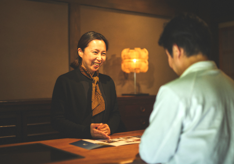 長く活躍していただくために待遇・福利厚生も整えました スタッフの皆さんに長く安定してご活躍いただくため、給与を月給25万円～で設定。また、年間休日110日、2月は8日、その他の月は9日のお休みがきちんと取れるので、プライベートの時間もしっかり確保することが可能です。UIターン支援もご用意していますので、「地域活性化に取り組みたい！」という遠方にお住まいの方も気軽にご応募ください。施設内カフェでの食事は350円、1日1杯ドリンク無料なので、地域の食材や調味料をふんだんに盛り込んだ美味しい食べ物・飲み物をリーズナブルに味わうこともできますよ。