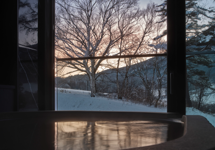 長野・信濃町の大自然に包まれた環境で、極上の滞在時間をお届け 「Loma Central Peaks」の立地は長野県・信濃町が織りなす、大自然の恵みを贅沢に受けられる環境です。夏はウォータースポーツ、冬はウィンタースポーツなど、季節を問わず様々なアクティビティを楽しめます。また、客室は全10室。洗練されたモダンなデザイン空間で、国内外のお客様一人ひとりと丁寧に向き合うことができます。そして飲食店は和食レストランの「米音」、フレンチの「Caralia」、アフタヌーンティー「Loma」の計3店。素材の良さを引き出した、特別なお料理をご提供します。