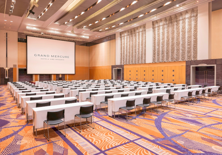 長く安定して働ける！充実の待遇・福利厚生をご用意 スタッフの皆さんに長く安定したキャリアを築いていただけるよう、当ホテルでは働きやすい環境整備にも力を入れています。家族手当や語学手当（規定あり）、寒冷地手当などの各種手当を充実させ、もちろん昇給・賞与もあります。月9～10日休み・年間休日114日とプライベートの時間を犠牲にすることなくメリハリをつけて働くことができ、資格取得支援制度（規定あり）であなたのスキルUPも応援！さらに、勤続表彰休暇や企業年金制度（DC）など、一人ひとりの人生に寄り添った福利厚生もご用意して、お待ちしております。