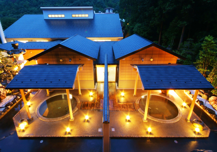 意欲次第で、早期からスキルアップやキャリアアップが可能です 創業から60年以上の歴史を持つ「松園荘 保津川亭」では、現在リノベーションを見据えたリブランディングを進行中です。通常の業務に加え、希望者には商品開発やデザイン、AI活用による業務改善の補佐など、幅広い挑戦が可能です。また、早い段階からリーダー補佐として活躍していただき、早期にリーダー職への抜擢も可能です。「そろそろ、リーダーになりたい。」「もっと付加価値の高い人材になりたい。」その野心、歓迎します。社歴問わず意欲を重視する環境で、早期キャリアアップを目指す方をお待ちしています！