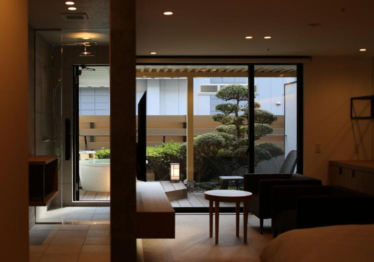 お客様の旅を彩り、記憶に残る非日常体験をお届けしています 「お越しいただく全ての方に、心からのくつろぎをお届けしたい」という思いでお客様をお迎えしております。具体的なこだわりとしては、地元で厳選された食材を活かしたお食事、木の温もりを感じる8種類の客室、大浴場やひのき風呂・川のせせらぎを感じる露天風呂を完備した湯あそび処、少人数でのご利用から、最大240名様まで対応できる宴会場、エステ・マッサージなどのリラクゼーション、そして何より「当然のことを当然に提供する」というおもてなし。様々なサービスによって、心身ともに癒される非日常体験を演出しております。