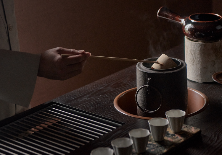 オープンハウス・ホテルズ＆リゾーツがこだわる、おもてなしと主客対等 私たちは仕事へのこだわりが2つあります。1つ目はお客様への「おもてなし」です。私たちが考えるおもてなしとは、お越しいただいたお客様に対して私たちが届けたい「価値」と「体験」を提供すること。 お客様の要望に応えるだけではなく、お客様の期待を超えるおもてなしをすることを目標としています。 2つ目は「主客対等」です。「主客対等」とは、 お客様に滞在を楽しみ、喜んでもらうことはもちろん、私たち自身もお客様との関わりを通じて、働くことへの楽しみと喜びを見出すことができるホテルを目指しています。