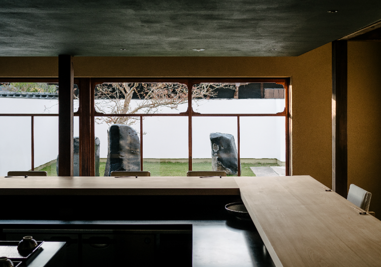 繊細な手仕事が宿る空間。作家の器や調度品に囲まれた上質な時間を守る 「撚る屋」の館内には、手作りの作家による器やオーダーメイドの調度品、生の木で作られた扉など、宿の細部に至るまで繊細なこだわりが溢れています。私たちは、こうした既製品にはない物語性や脆さを大切にし、手間暇を惜しまず丁寧に維持・管理することにエネルギーを注いでいます。15名〜20名の少数精鋭のチームが、部署の垣根を越えて協力し合い、この宿ならではの上質な世界観を守り抜いています。お客様の名前でお顔を認識できる小規模な宿だからこそ、一人ひとりに深く寄り添うくつろぎをお届けできます。