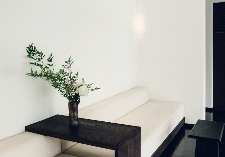 フラットな組織。チーム一丸となって「撚る屋」の滞在体験を形にする 私たちのチームには上下の隔たりはありません。フロントやレストランサービスといった明確な区分分けをせず、全員で大切なお客様をお招きするなど、温かみのあるおもてなしを大切にしています。開業して日が浅いため、決まったルールをこなすのではなく、現状の課題を見つけては皆で話し合い、より良いオペレーションを自らの手で形にしていく柔軟性と活気ある環境が自慢です。スタッフ一人ひとりの個性を尊重し、自由でクリエイティブな挑戦を楽しめる職場だからこそ、お客様の心に響く真摯なおもてなしが実現できると考えています。