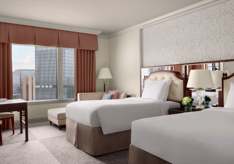 国際的ホテルブランドならではの豊富な福利厚生と待遇 圧倒的な知名度を誇る当ホテルならではの福利厚生・待遇も、当ホテルで働くスタッフにとって大きな魅力の一つです。業界では珍しい年間休日115日、生理休暇や育児・介護休業制度もあるので、ライフステージが変わっても、働きやすい制度が整っています。ホテル業界で働く特権とも言える、グループホテルの社員割引制度あり！国内はもちろん、海外のグループホテルでも使用できます。また、家族や友人向けの宿泊特別料金も用意されているので、お休みの日には大切な人と一緒に、ワンランク上の非日常体験でリフレッシュしてください。