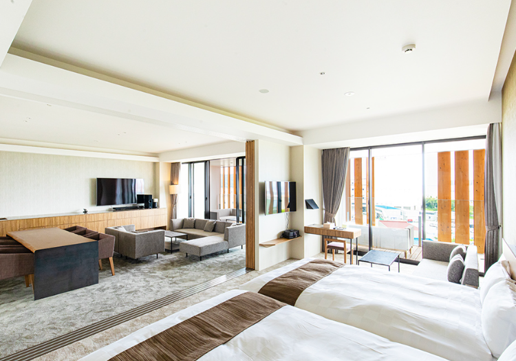 空と海、街を一望する贅沢。洗練されたプライベート空間 私たちが運営するホテルの客室は、全てのお客様にゆったりとした時間を過ごしていただくためのこだわりが詰まっています。長崎の美しい夜景や佐賀の豊かな自然、福岡の開放的な空など、エリアごとの眺望を最大限に活かした設計が特徴です。モダンでスタイリッシュなインテリアに加え、テラスやジャグジーを備えたお部屋などもご用意。日常から解き放たれ、心ゆくまでくつろげるリゾートとして、多くのお客様から好評をいただいております。細部まで意匠を凝らした空間から、今後もお客様の記憶に残る滞在を提供いたします。