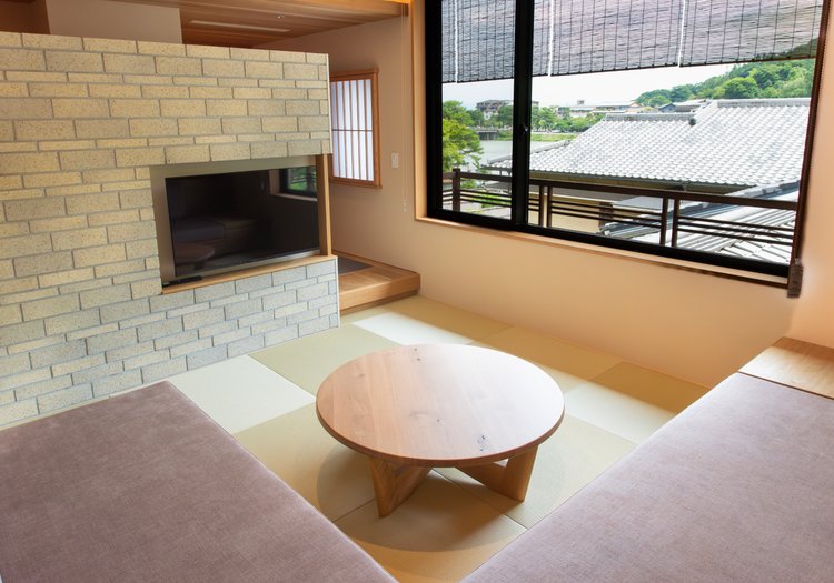 未経験から旅館の接遇を。語学も身につく、嵐山ならではの職場環境 約3年で一人前といわれる旅館業界ですが、嵐月では期間に縛られず、接遇マナーから所作まで一つひとつ丁寧にお教えします。仕事の流れも先輩がしっかりサポートするので、業界・職種未経験の方も安心してスタートできます。国内外から観光客が訪れる嵐山という土地柄、英語をはじめとした語学に触れる機会が多いのも大きな魅力です。接客を通じて自然とスキルが磨かれ、語学が得意な方は早期からその強みを活かせます。単身寮も完備し、転勤もありません。だからこそ、腰を据えて長く安心して働ける環境がここには整っています。