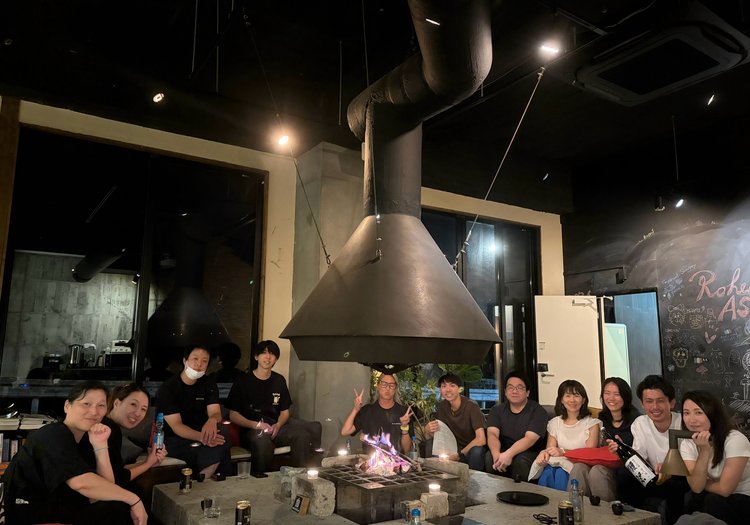 受付も清掃も飲食も。小さな宿の現場を、実務で幅広く経験できます。 弊社の仕事は、決められた業務だけを繰り返すものではありません。お客様の様子や現場の状況を見ながら、受付、清掃、館内整備、飲食対応など、施設運営に必要なさまざまな業務に携わります。そのため、接客だけでなく、宿泊施設の現場がどのように成り立っているかを実務を通じて学べることが特徴です。現場で気づいたことを共有し、日々の運営や業務フローの見直しにつなげています。また、1日の必要人数を定めた交代制シフトやマニュアルの整備、シフト体制の見直しなど、特定の人に負担が偏らない環境づくりを進めています。