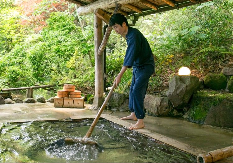 代々受け継がれた源泉を常に新鮮な状態でお届けする、源泉掛け流しの温泉。