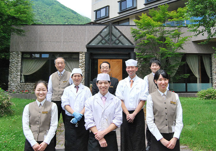 日光中禅寺湖温泉 ホテル花庵 × サービススタッフ