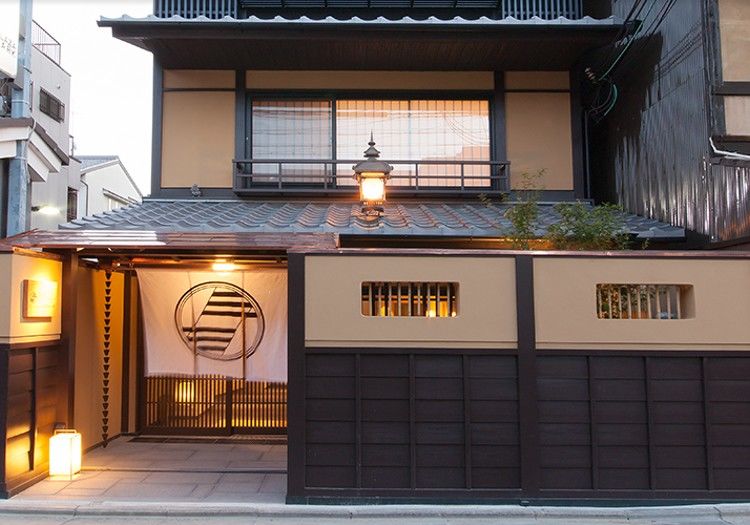 ホテルエスノグラフィー祇園新門前 × フロント
