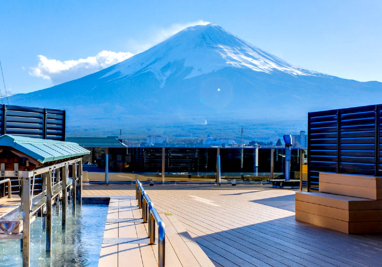 すぐそばには富士山！絶景を望む美しい環境の中、のびのびと働けます。