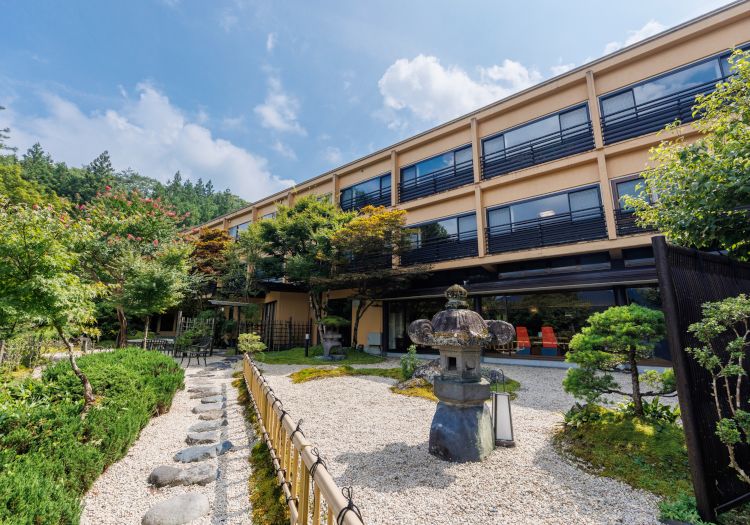 自然に囲まれた温泉旅館です。非日常空間とゆったり流れる時間をご提供します
