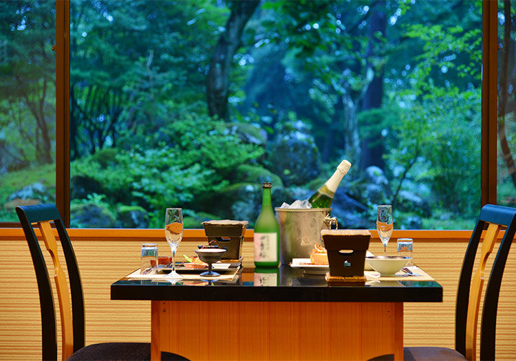 料亭では日本庭園を眺めながらお食事ができ、優雅なひとときをお楽しみいただけます。