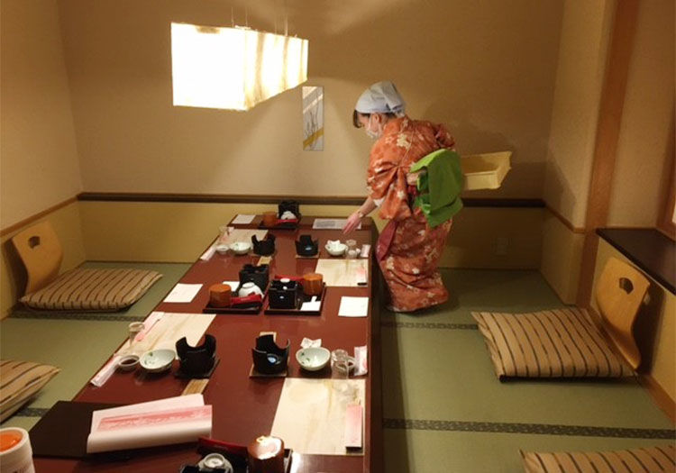 さまざまな役割のスタッフがおり、連携しておもてなしを提供しています。