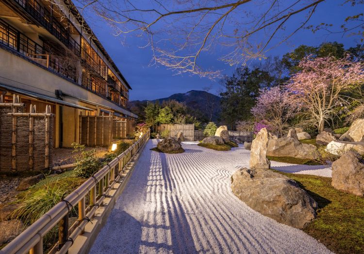 別邸「曙」「暁」では、日本の伝統的な枯山水庭園を望むことができます