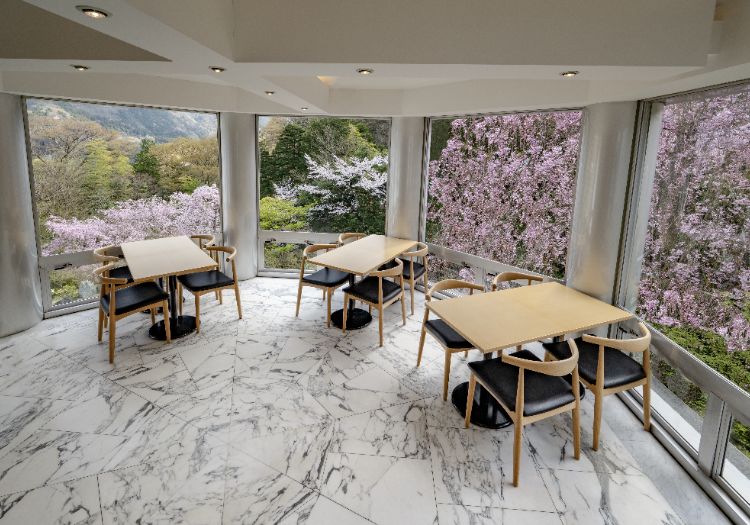 館内にある「ラウンジ花影」。お客様の心に深く寄り添い、至高の寛ぎを彩る空間