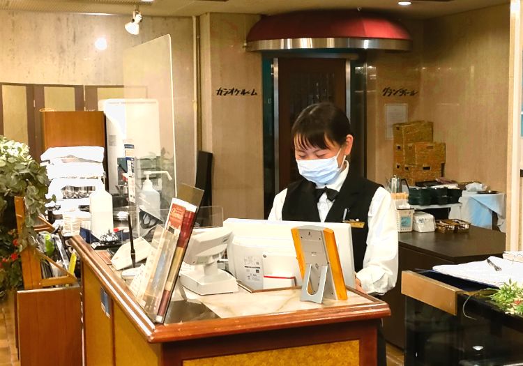 チームワーク抜群のスタッフとともに、お客様を笑顔にするサービスを！