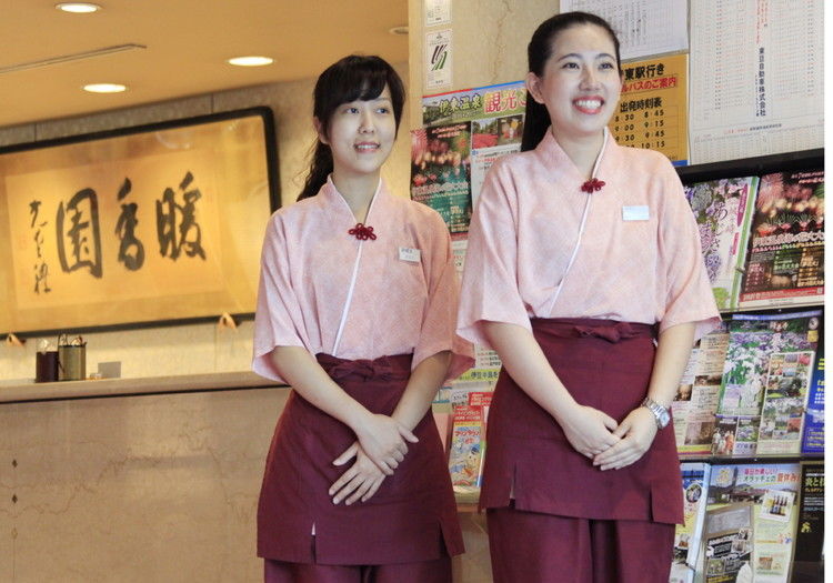 ホテル暖香園 × サービススタッフ