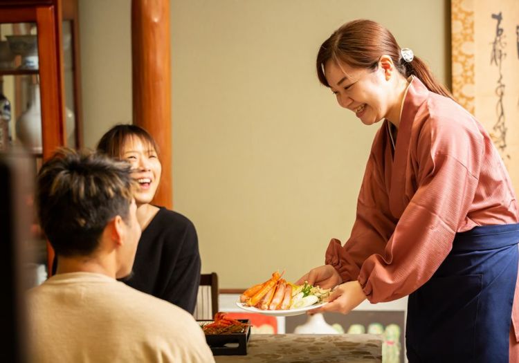 旅館 つばき乃（城崎温泉つばきの旅館） × サービススタッフ