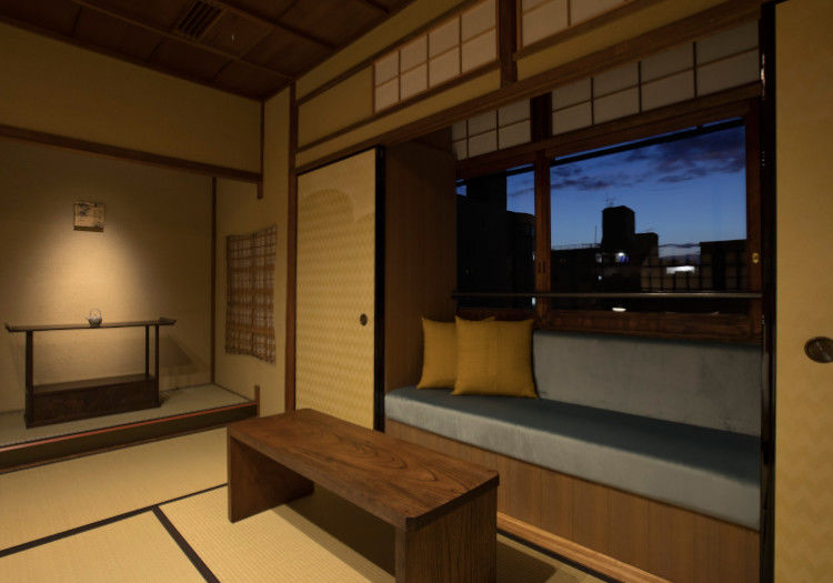 窓の向こうに見える木々、光と陰。ここから古都を覗けば、和の風情を堪能できます