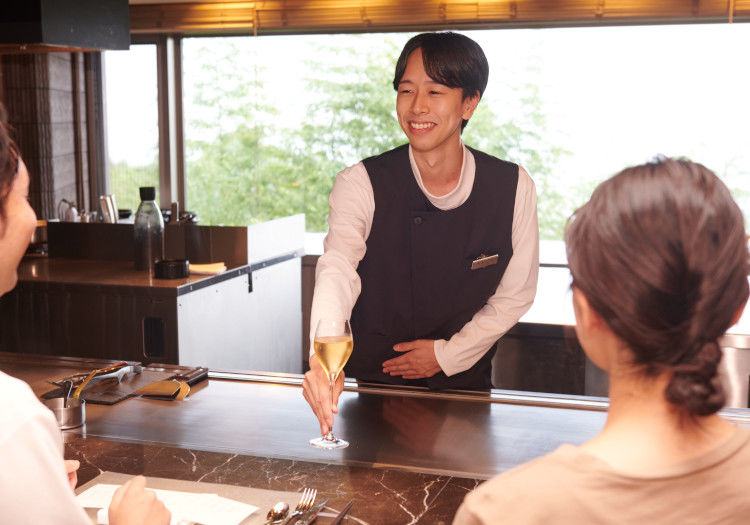 ATAMI せかいえ × サービススタッフ