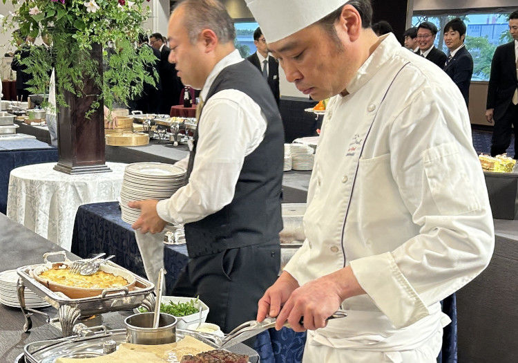 イベント会場でシェフに料理を披露してもらうという演出も。