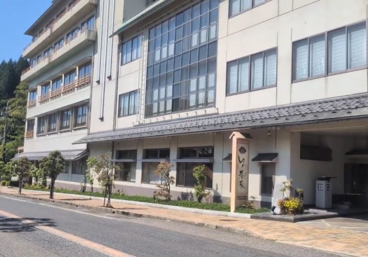 1,200年ほどの歴史を誇る温泉地・湯村温泉に佇む共済組合運営施設です。
