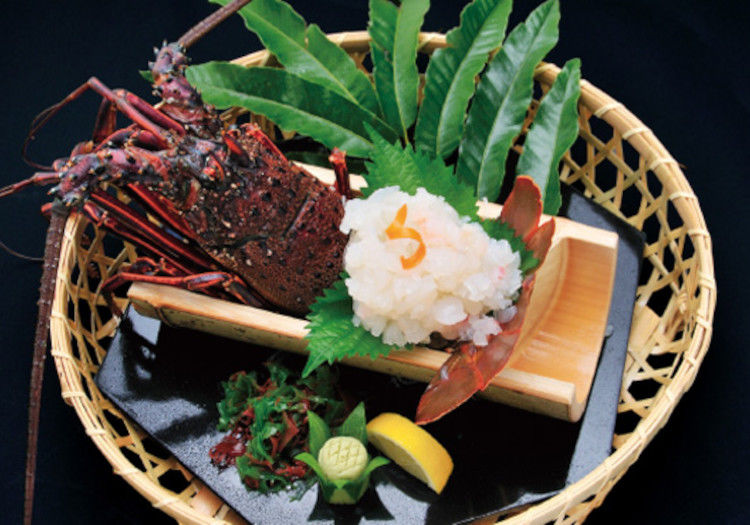 玄海灘で獲れた新鮮な旬の魚介類を中心にした、会席料理や一品料理をご提供。