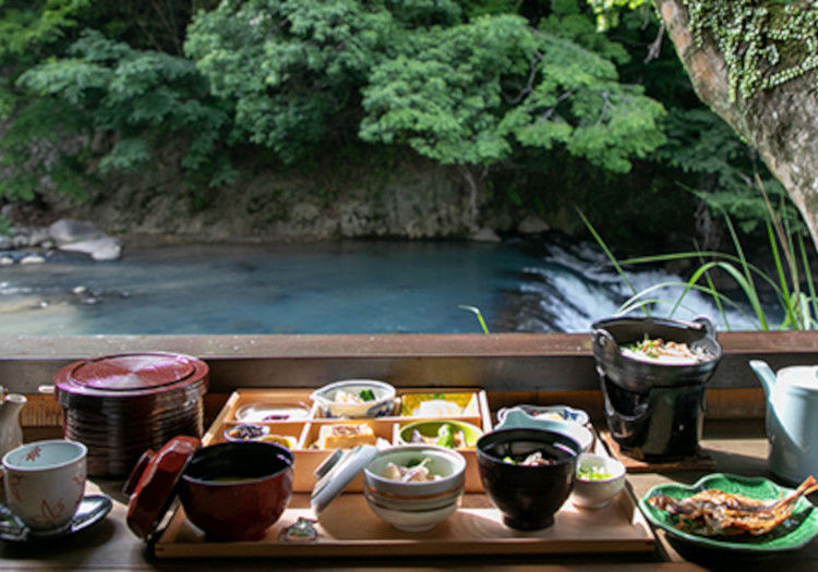 当館は、夕食・朝食ともに部屋食でご提供しています。