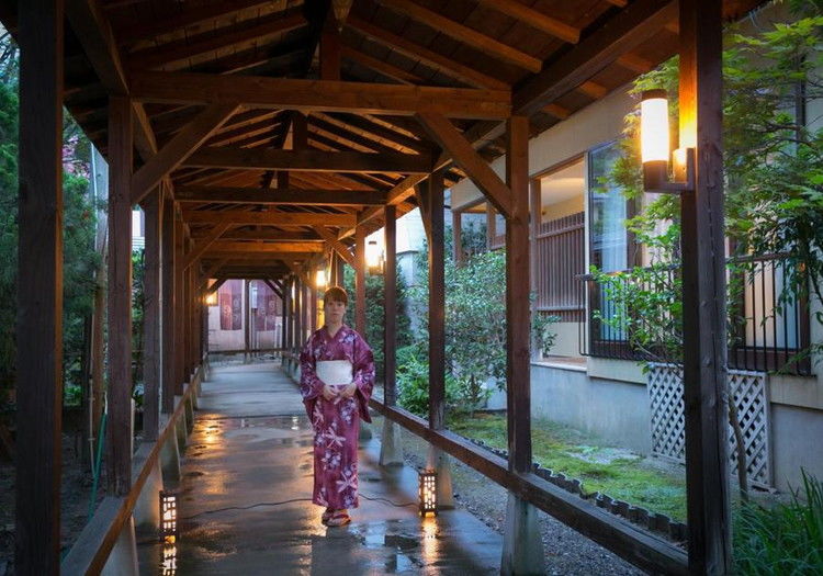 鷹の巣館 × 仲居