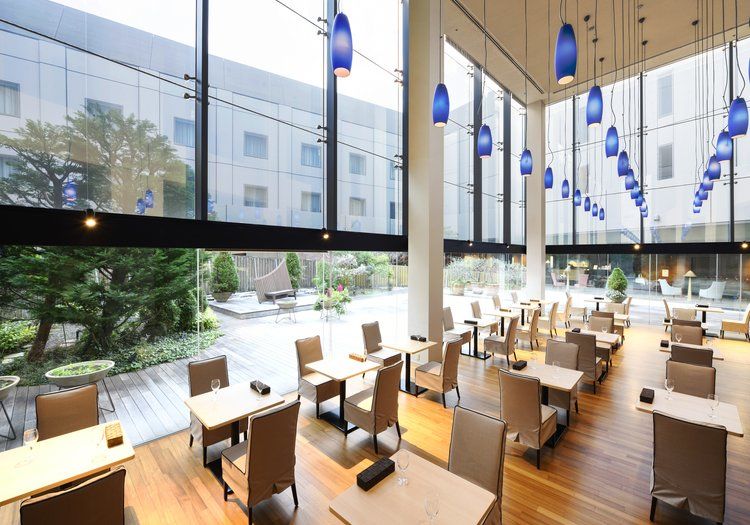 中庭に面したレストランのほか、和食・中国料理と大小の宴会場があります。