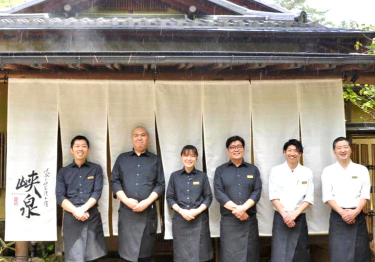 渓谷に佇む隠れ宿　峡泉 × サービススタッフ