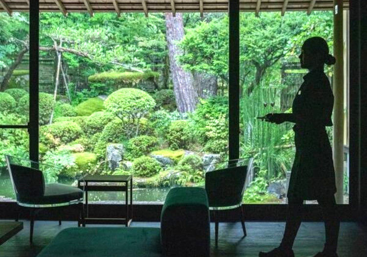渓谷に佇む隠れ宿　峡泉 × サービススタッフ